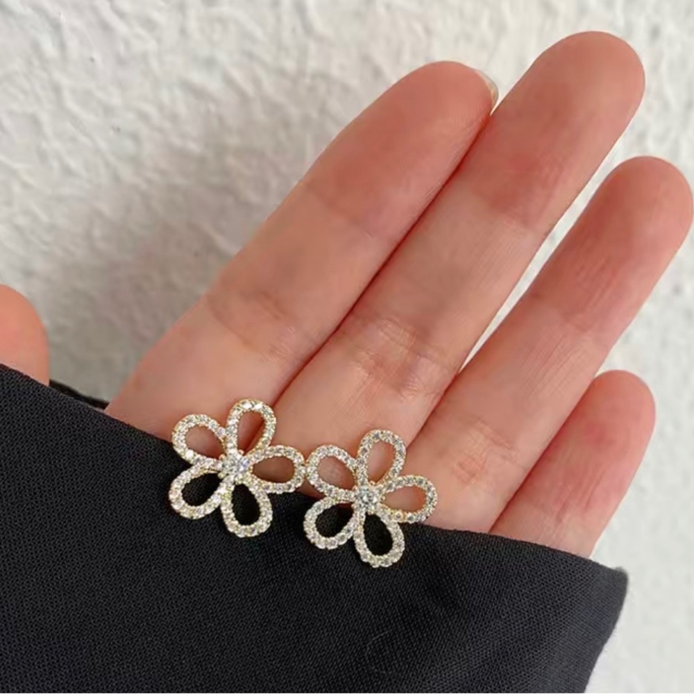 NWT!! 1pc Creative Fashion Flower Earrings, Daily Decoration Accessories.